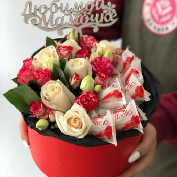 Розы в красной коробке «Вечно красивая»